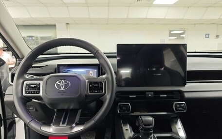 Toyota RAV4, 2025 год, 4 680 000 рублей, 13 фотография