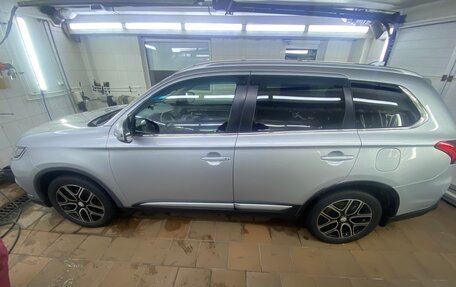 Mitsubishi Outlander III рестайлинг 3, 2017 год, 1 820 000 рублей, 10 фотография