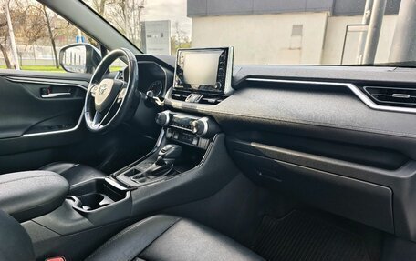 Toyota RAV4, 2020 год, 2 990 000 рублей, 10 фотография