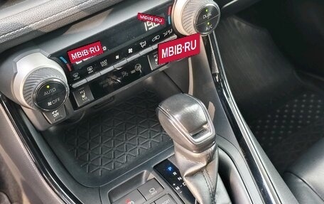 Toyota RAV4, 2020 год, 2 990 000 рублей, 13 фотография