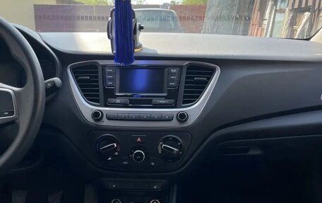 Hyundai Solaris II рестайлинг, 2017 год, 1 300 000 рублей, 5 фотография