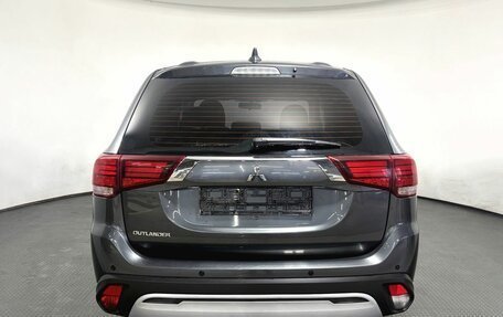Mitsubishi Outlander III рестайлинг 3, 2020 год, 1 900 000 рублей, 6 фотография