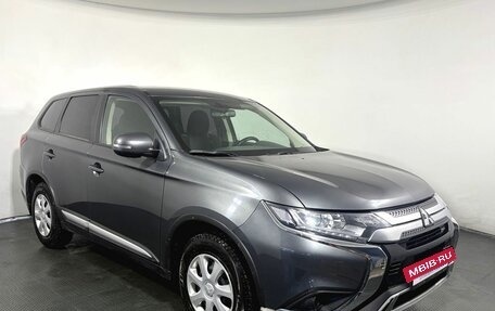 Mitsubishi Outlander III рестайлинг 3, 2020 год, 1 900 000 рублей, 3 фотография