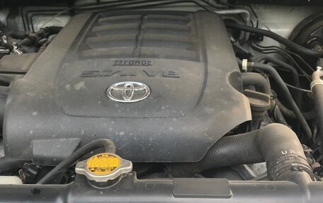 Toyota Sequoia II рестайлинг, 2011 год, 2 700 000 рублей, 2 фотография