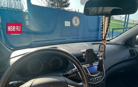 Hyundai Solaris II рестайлинг, 2012 год, 800 000 рублей, 2 фотография