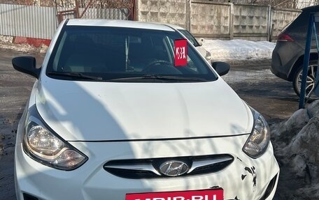 Hyundai Solaris II рестайлинг, 2012 год, 800 000 рублей, 3 фотография