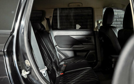 Mitsubishi Outlander III рестайлинг 3, 2013 год, 1 000 000 рублей, 18 фотография