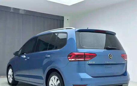 Volkswagen Touran III, 2021 год, 1 377 000 рублей, 2 фотография