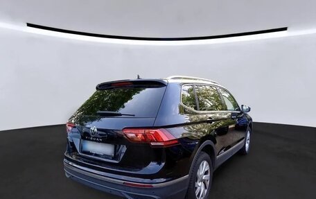 Volkswagen Tiguan II, 2022 год, 2 432 000 рублей, 2 фотография