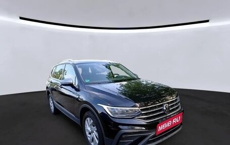 Volkswagen Tiguan II, 2022 год, 2 432 000 рублей, 3 фотография