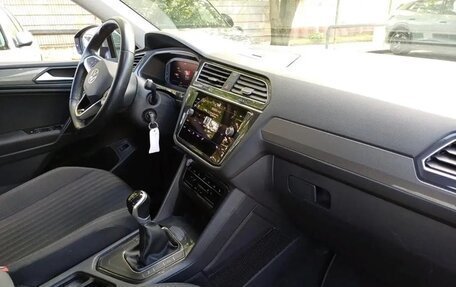 Volkswagen Tiguan II, 2022 год, 2 432 000 рублей, 7 фотография