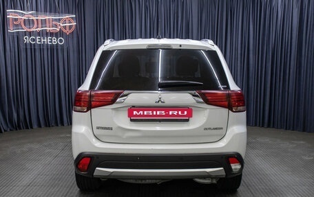 Mitsubishi Outlander III рестайлинг 3, 2015 год, 1 598 000 рублей, 6 фотография