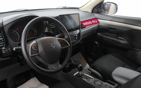 Mitsubishi Outlander III рестайлинг 3, 2015 год, 1 500 000 рублей, 10 фотография