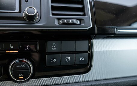 Volkswagen Multivan T6 рестайлинг, 2018 год, 4 399 000 рублей, 24 фотография