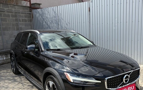 Volvo V60 Cross Country II, 2019 год, 3 850 000 рублей, 1 фотография