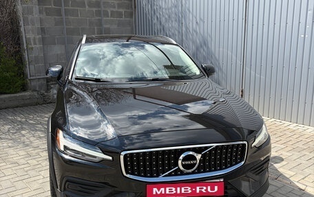 Volvo V60 Cross Country II, 2019 год, 3 850 000 рублей, 2 фотография