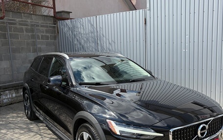 Volvo V60 Cross Country II, 2019 год, 3 850 000 рублей, 3 фотография