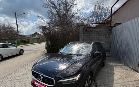 Volvo V60 Cross Country II, 2019 год, 3 850 000 рублей, 10 фотография