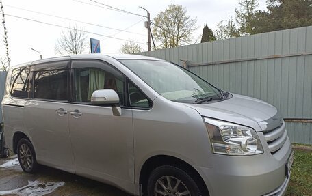 Toyota Noah III, 2010 год, 1 400 000 рублей, 3 фотография
