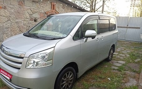 Toyota Noah III, 2010 год, 1 400 000 рублей, 4 фотография