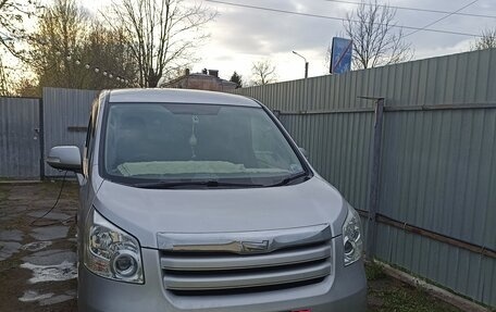 Toyota Noah III, 2010 год, 1 400 000 рублей, 2 фотография