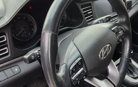 Hyundai Elantra VI рестайлинг, 2019 год, 1 700 000 рублей, 17 фотография