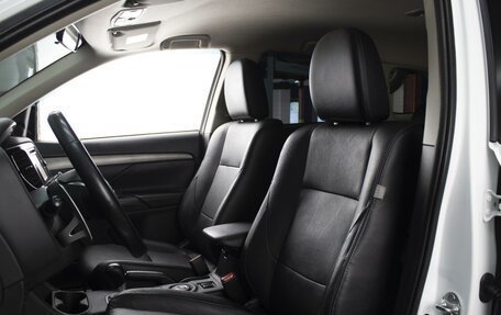 Mitsubishi Outlander III рестайлинг 3, 2014 год, 1 390 000 рублей, 7 фотография