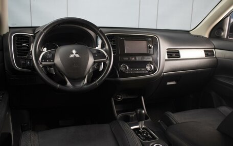 Mitsubishi Outlander III рестайлинг 3, 2014 год, 1 390 000 рублей, 3 фотография