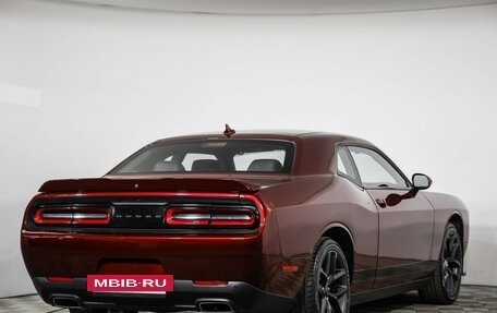 Dodge Challenger III рестайлинг 2, 2019 год, 3 450 000 рублей, 5 фотография
