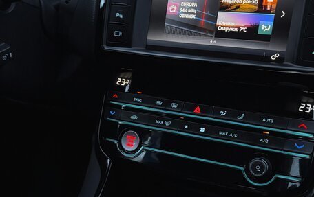 Jaguar XE I рестайлинг, 2016 год, 1 300 000 рублей, 9 фотография