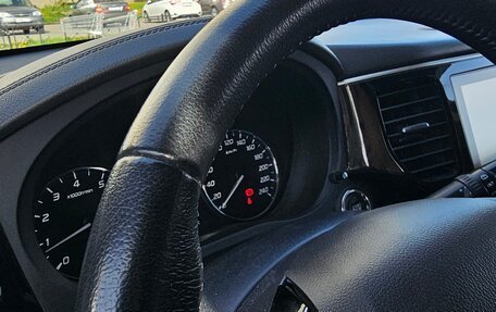 Mitsubishi Outlander III рестайлинг 3, 2020 год, 2 700 000 рублей, 10 фотография
