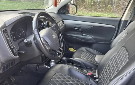 Mitsubishi Outlander III рестайлинг 3, 2018 год, 2 800 000 рублей, 3 фотография