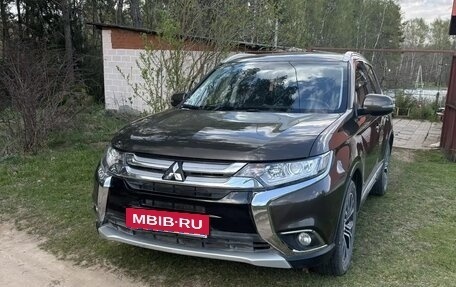 Mitsubishi Outlander III рестайлинг 3, 2018 год, 2 800 000 рублей, 4 фотография