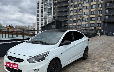 Hyundai Solaris II рестайлинг, 2012 год, 560 000 рублей, 3 фотография