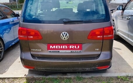 Volkswagen Touran III, 2012 год, 999 000 рублей, 4 фотография