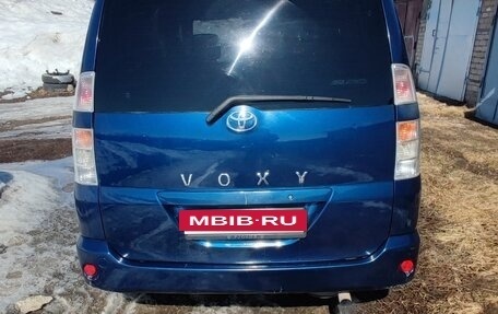 Toyota Voxy II, 2002 год, 750 000 рублей, 3 фотография