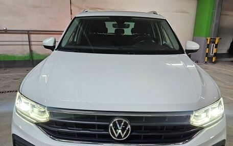 Volkswagen Tiguan II, 2021 год, 3 200 000 рублей, 2 фотография