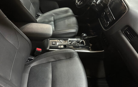 Mitsubishi Outlander III рестайлинг 3, 2018 год, 2 850 000 рублей, 13 фотография