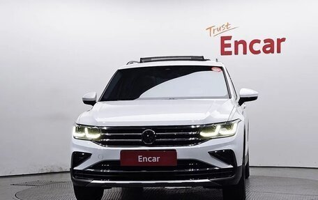 Volkswagen Tiguan II, 2022 год, 2 900 000 рублей, 3 фотография