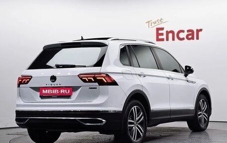 Volkswagen Tiguan II, 2022 год, 2 900 000 рублей, 2 фотография