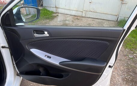 Hyundai Solaris II рестайлинг, 2015 год, 1 200 000 рублей, 39 фотография