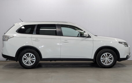Mitsubishi Outlander III рестайлинг 3, 2014 год, 1 595 000 рублей, 4 фотография