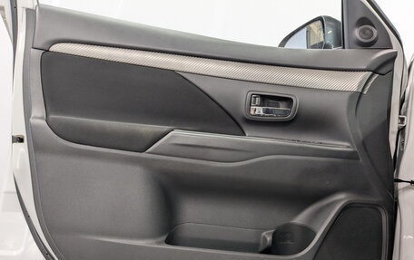 Mitsubishi Outlander III рестайлинг 3, 2014 год, 1 595 000 рублей, 19 фотография