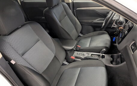 Mitsubishi Outlander III рестайлинг 3, 2014 год, 1 595 000 рублей, 23 фотография