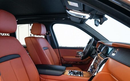 Rolls-Royce Cullinan, 2023 год, 35 000 000 рублей, 10 фотография