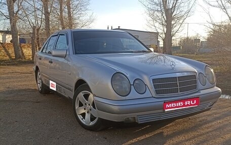 Mercedes-Benz E-Класс, 1996 год, 330 000 рублей, 1 фотография
