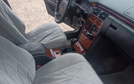 Mercedes-Benz E-Класс, 1996 год, 330 000 рублей, 9 фотография