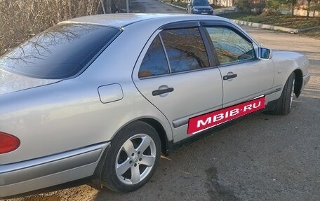 Mercedes-Benz E-Класс, 1996 год, 330 000 рублей, 2 фотография
