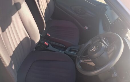 Toyota Yaris, 2021 год, 1 300 000 рублей, 9 фотография