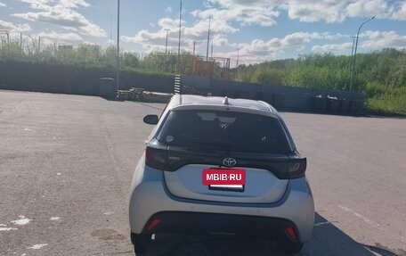 Toyota Yaris, 2021 год, 1 300 000 рублей, 3 фотография
